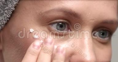 30`的女人用眼霜按摩`然后揉搓